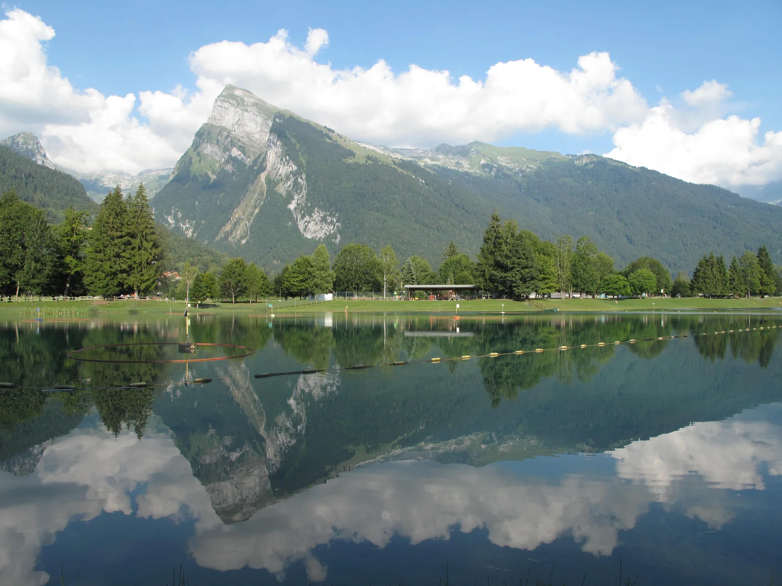 Le Criou se reflète dans les Lacs aux Dames, à Samoëns.