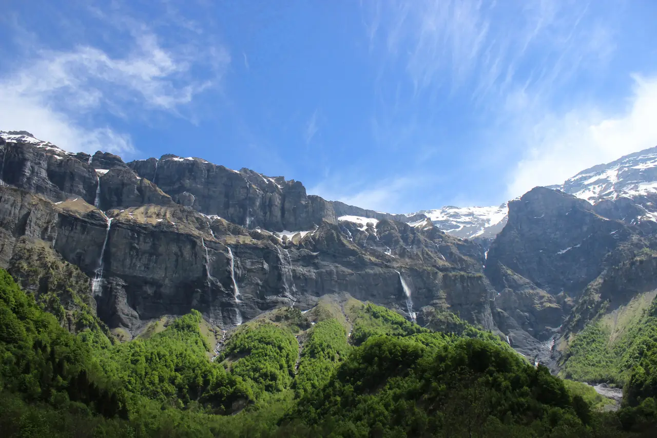 Les cascades et les falaises du cirque du Fer-à-Cheval au printemps.