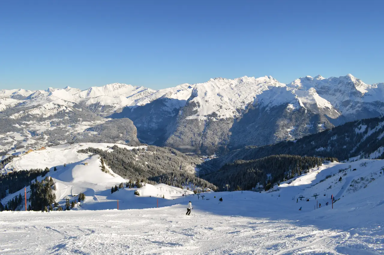 Une piste enneigée sous la Tête des Saix, face aux sommets du Giffre.