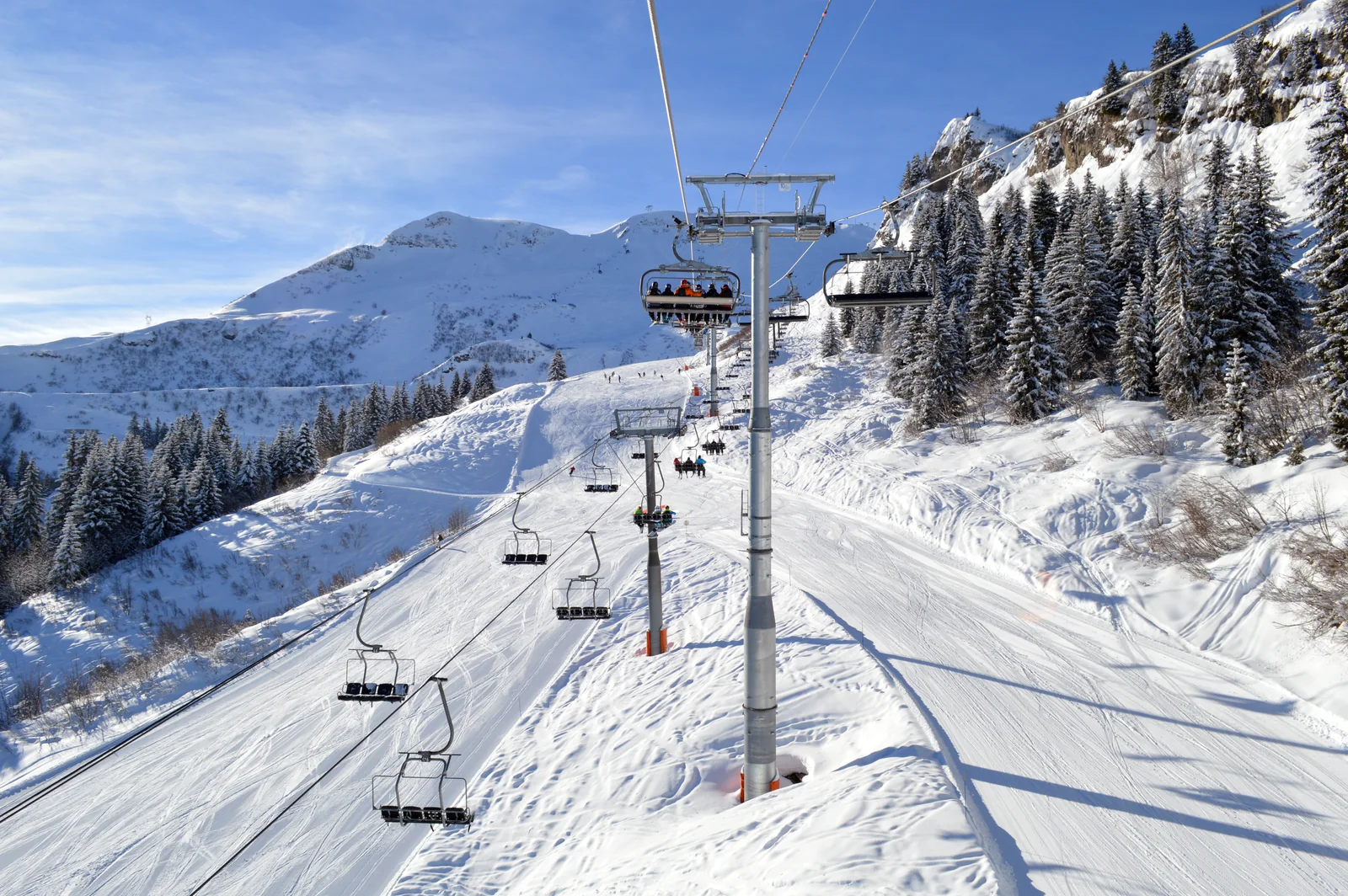 Les télésièges Chariande dans le paysage enneigé de Samoëns, au Grand Massif.