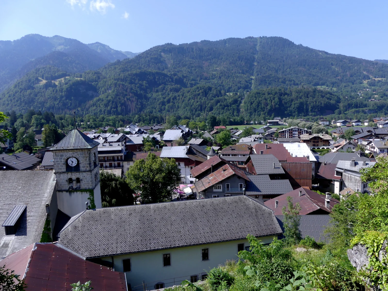 Les toits et le clocher de Samoëns vus depuis le jardin La Jaÿsinia.